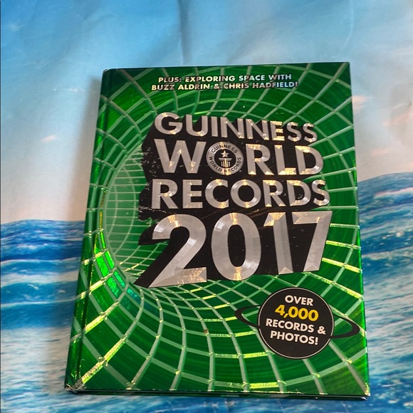 Guinness World Records 2017 Edition - Picture 1 of 6